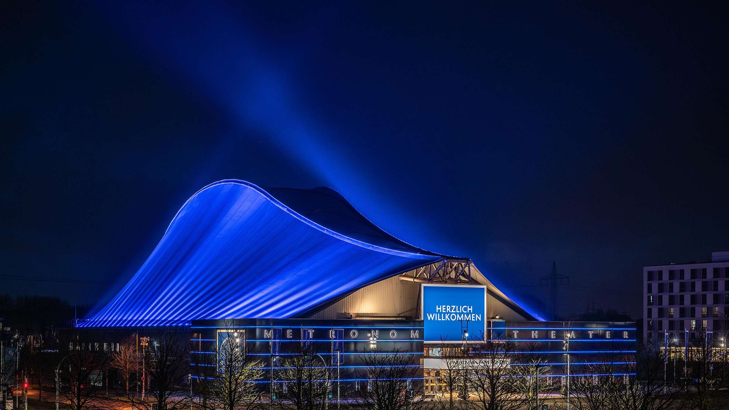 Exterior iluminado del Metronom Theater Oberhausen
