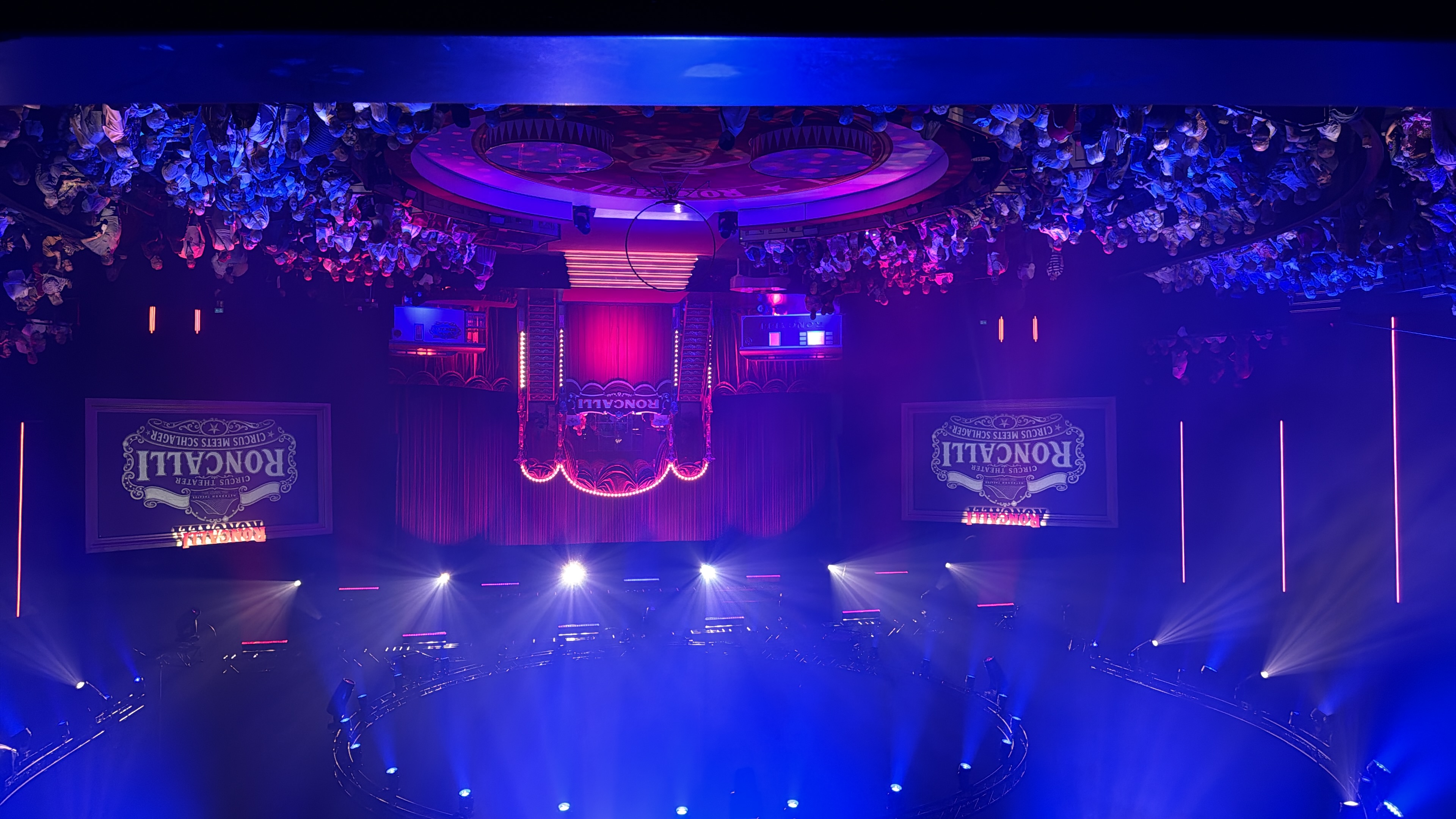 Interior del Metronom Theater transformado en una arena de Roncalli